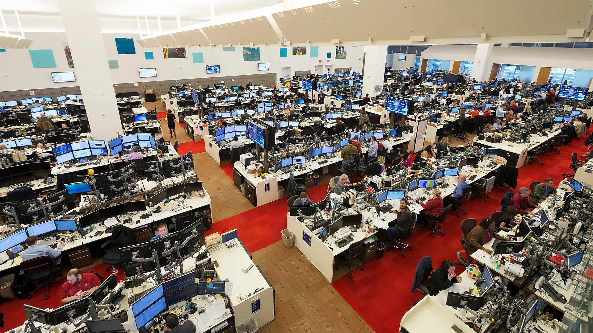 https://www.shell.us/careers/about-careers-at-shell/our-business-at-a-glance/trader-development-programme/_jcr_content/pagePromo/image.img.960.jpeg/1577812618123/busy-trading-floor.jpeg